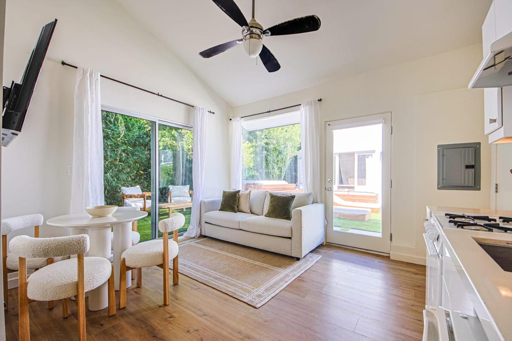 Holiday home Elegant 6br With Tranquil Outdoor Oasis *