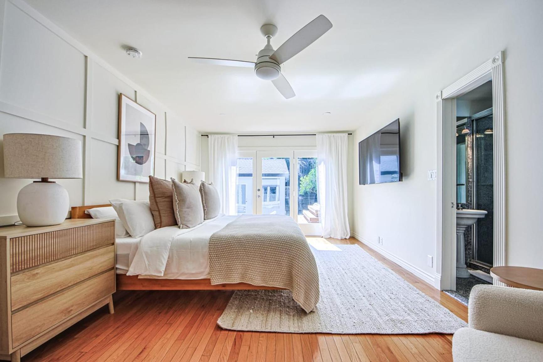 Elegant 6br With Tranquil Outdoor Oasis Los Angeles