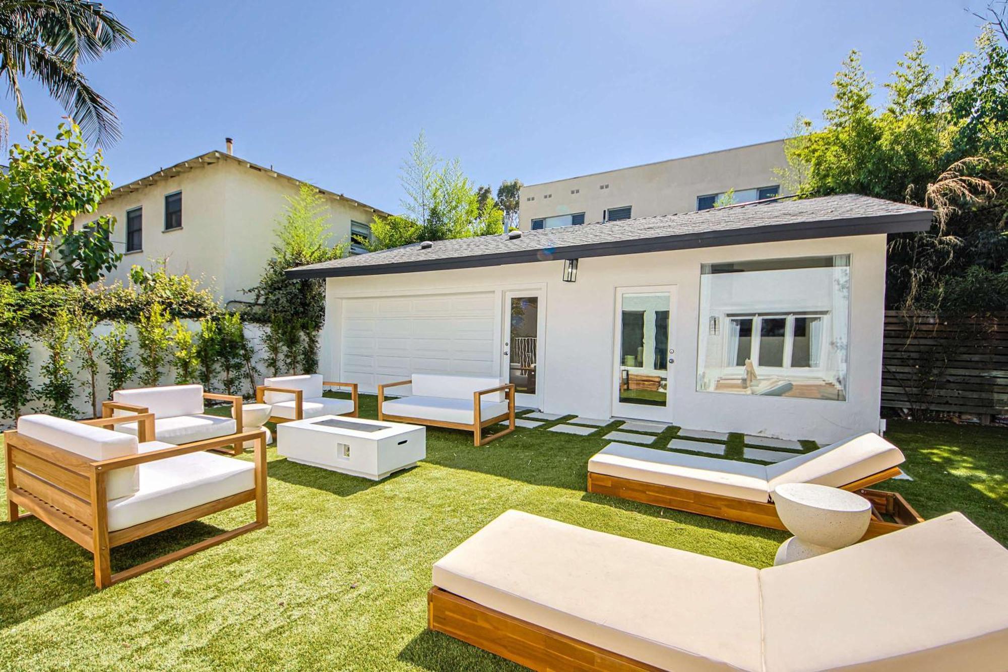 Holiday home Elegant 6br With Tranquil Outdoor Oasis *