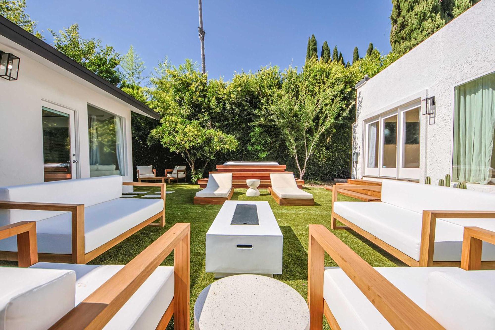 Elegant 6br With Tranquil Outdoor Oasis